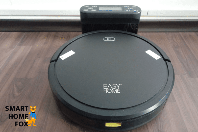 Easy Home Saugroboter von Aldi ist an der Ladestation beim Akku Aufladen